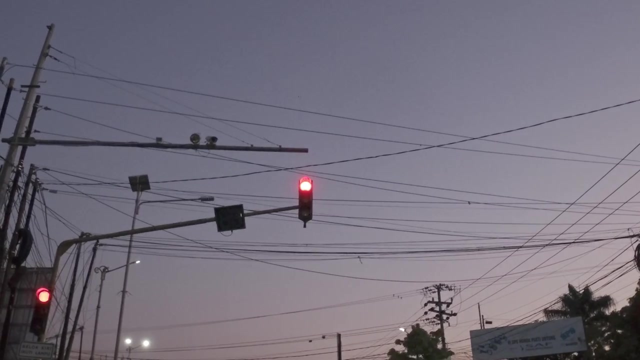 Lampu Lalu Lintas Merah di Persimpangan Saat Senja