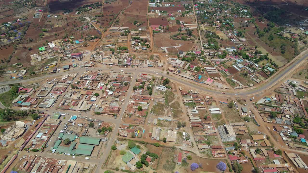 Vista aerea di una città a Loitokitok, Kenya, all'ora d'oro nell'Africa rurale – ripresa in tracking con drone