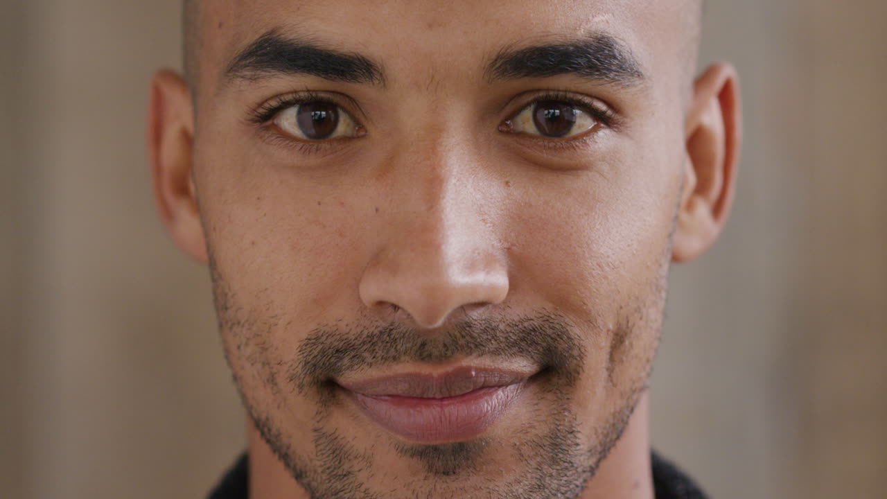 retrato de un hombre de raza mixta sonriendo