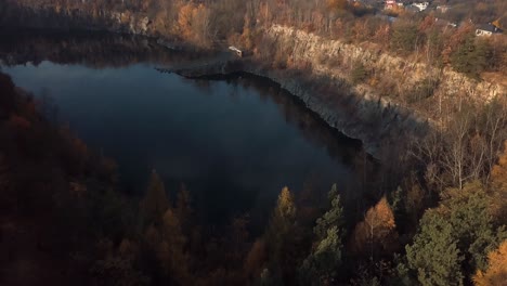 Vista-Aérea-En-El-Parque-De-Otoño-Con-Estanque-Verde-Con-Algunas-Sombras-En-Un-Día-Soleado