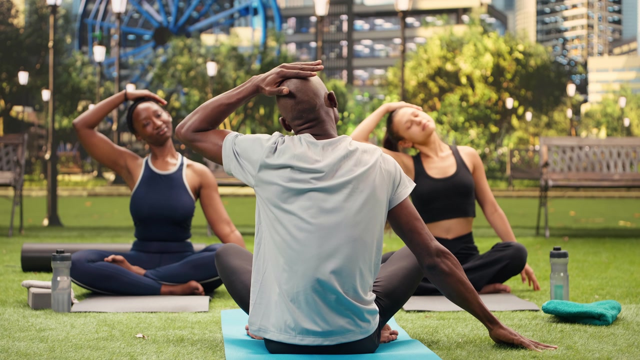 Istruttore di yoga che dimostra lo stretching laterale del collo da seduti mentre i partecipanti seguono