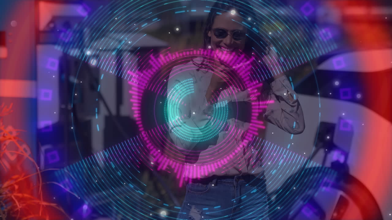 animación de escáner redondo colorido de neón contra una mujer caucásica que usa un teléfono inteligente cerca de su coche