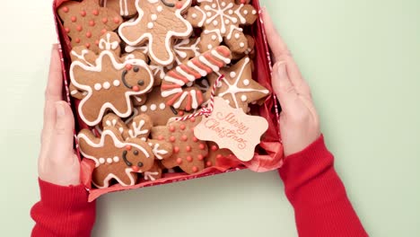 galletas de pan de jengibre tradicionales hechas en casa como regalos de comida sobre un fondo azul