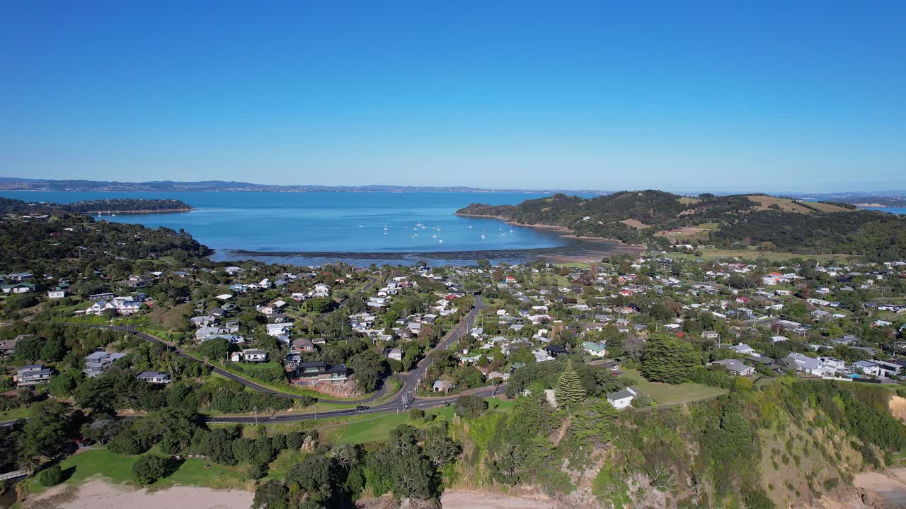 Utzooming som avslører Oneroa- og Lille Oneroa-strendene fra Huruhi-bukten i Auckland, New Zealand.