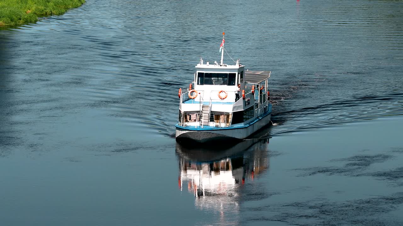 vitebsk, bielorrusia. barco turístico flotante crucero en el río dvina en un día soleado de verano
