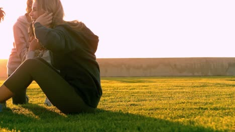 Sportliche-Frauen-Machen-Sit-Ups-Während-Des-Fitnesskurses