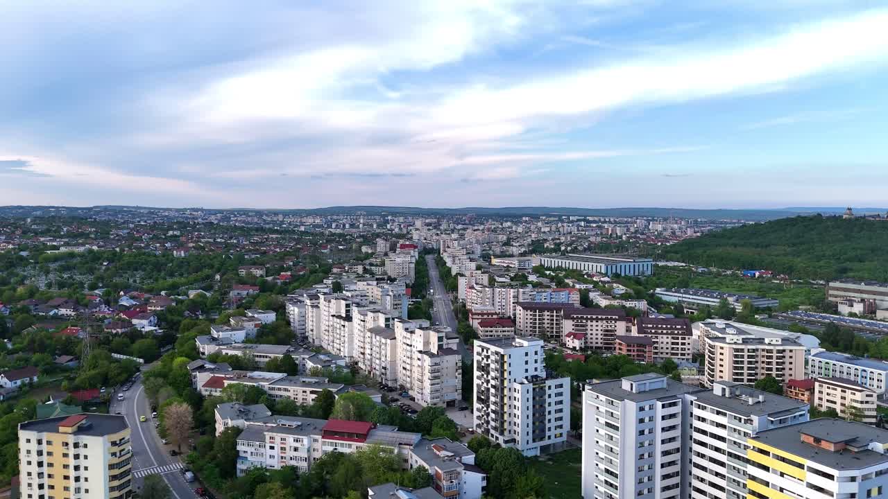 vista aérea de la ciudad de iasi desde rumania avanzando desde el área de cug hasta el área de nicolina