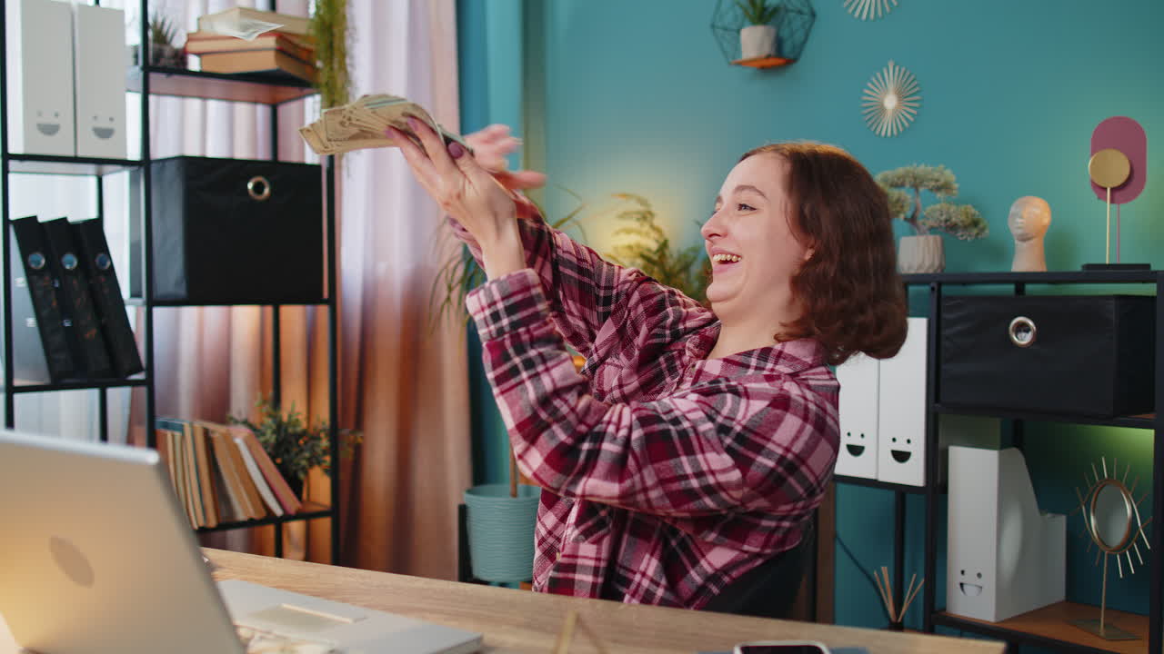 una mujer de negocios rica gana grandes ganancias éxito ganar la lotería desperdiciar el dinero tirando el premio mayor de la lotería