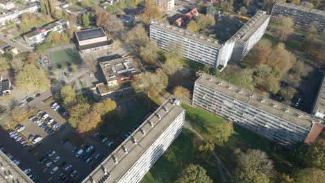 Descripción-Aérea-Del-Piso-De-Vivienda-Social-Con-Estacionamiento-Y-Parque-Verde-En-Otoño