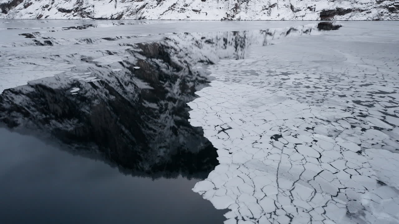 노르웨이의 geirangerfjord을 통해 겨울 보트 여행의 영상, 주변 눈 인 산에서 물 속의 얼음의 놀라운 풍경을 포착