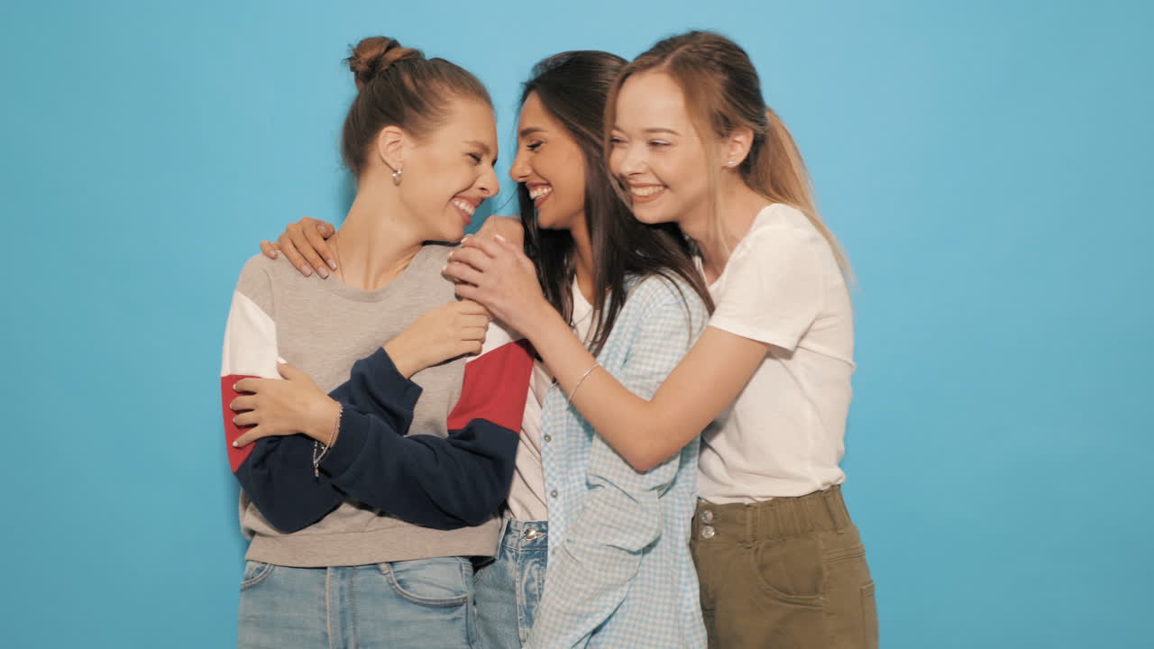 세 명의 친구들이 웃고 있습니다.