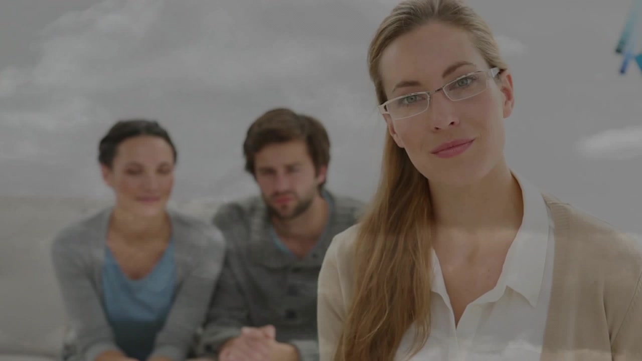 Câmera recuando revelando terapeuta escrevendo anotações enquanto casal observa, formando uma consulta calma