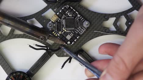 fabricación de drones, chips, soldaduras, reparaciones, mecánicos y placas base