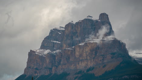 Timelapse,-clouds-and-fog-moving-above-rocky-summit-on-high-elevation,-Banff-National-Park,-Canada-in-autumn-season