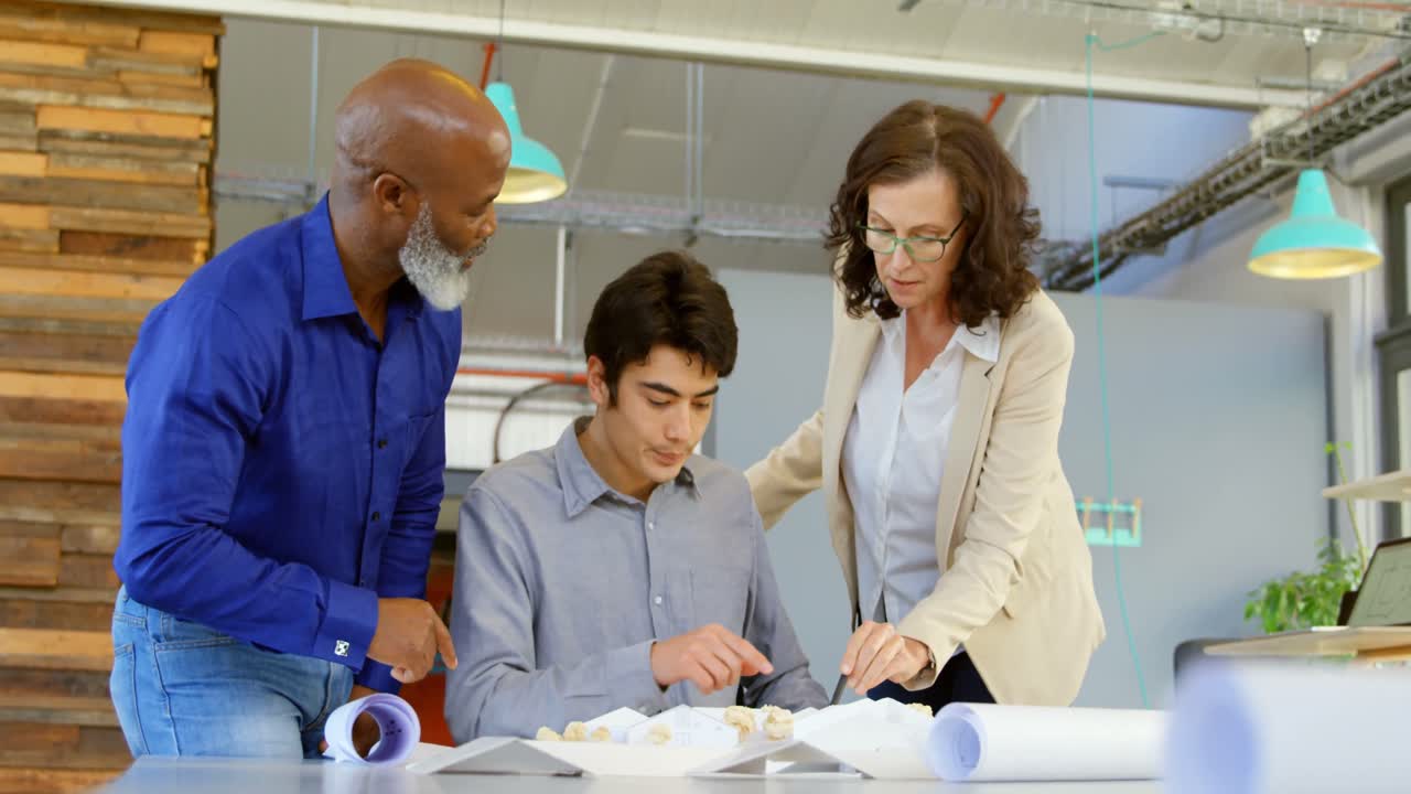 ejecutivos discutiendo sobre el modelo arquitectónico en la oficina 4k