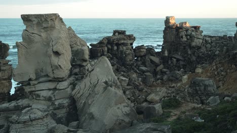 grupo de acantilados oceánicos o rocas en la costa de cascais portugal, vista panorámica derecha