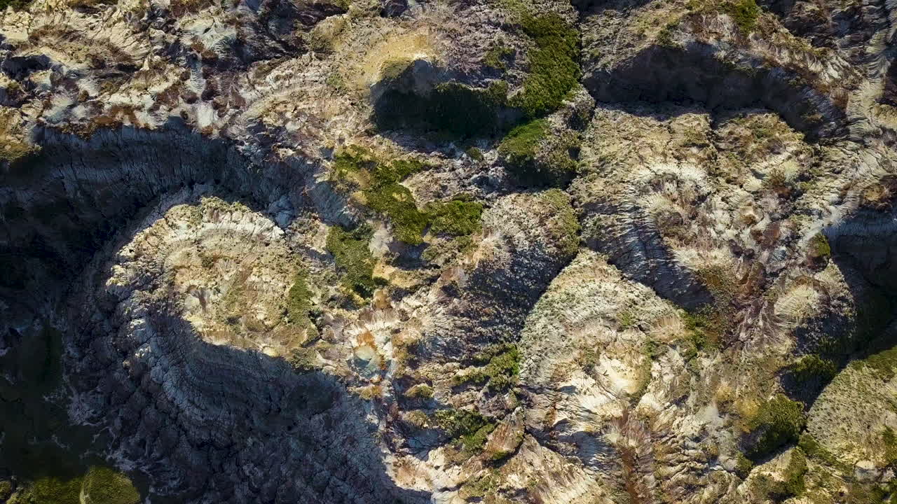 profundos cañones rocosos en las tierras baldías