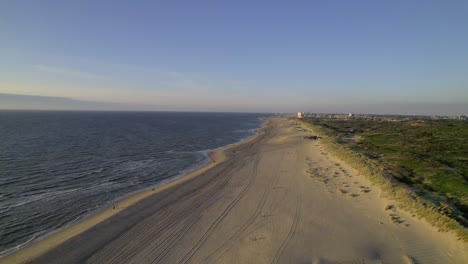 Vista-Aérea-A-Lo-Largo-De-La-Playa-De-Kijkduin-Durante-La-Puesta-De-Sol