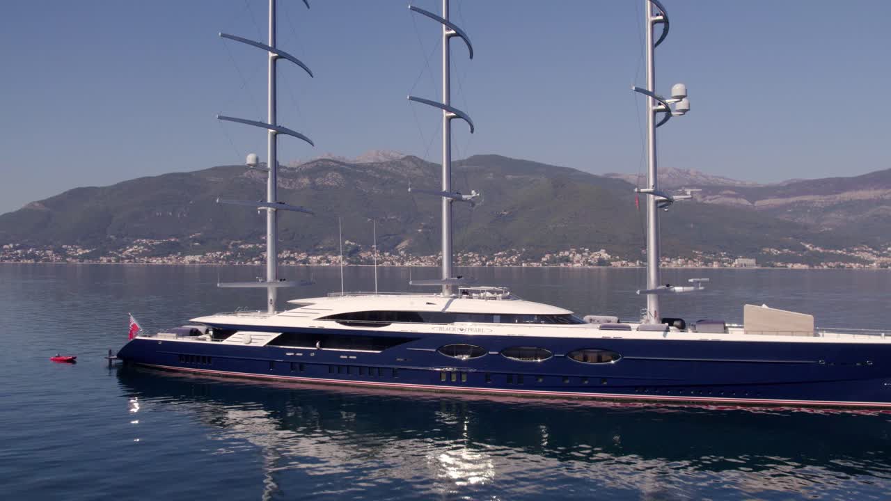 Prospettiva aerea della Baia di Cattaro, Montenegro, con lo yacht Black Pearl