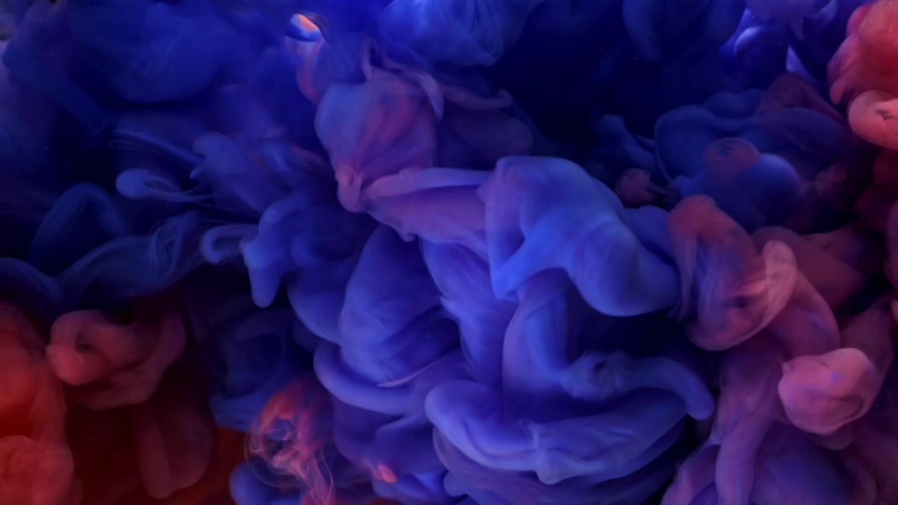 Inchiostro rosso e blu vivace che si mescola nell'acqua