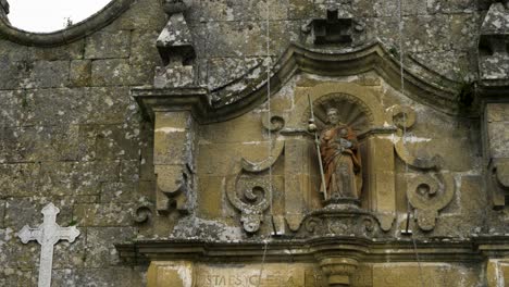 Santiago-Statue,-Kirche-Santiago-Do-Anllo,-San-Amaro,-Spanien