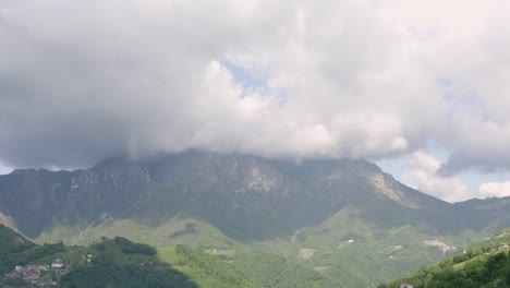 Tolle-Luftaufnahme-Der-Orobischen-Alpen-Und-Des-Himmels-Mit-Wolken