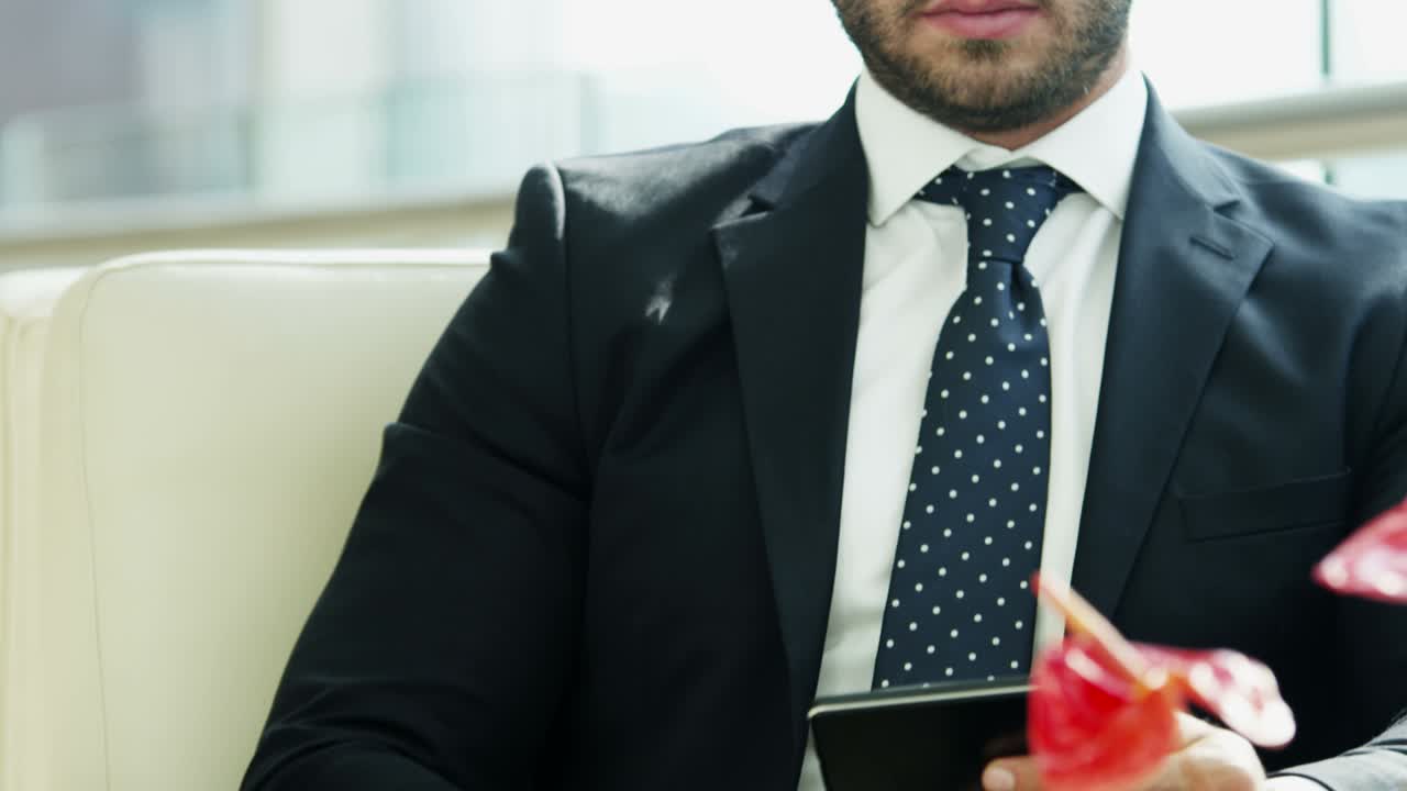 retrato de un ejecutivo de negocios árabe con un dispositivo inalámbrico