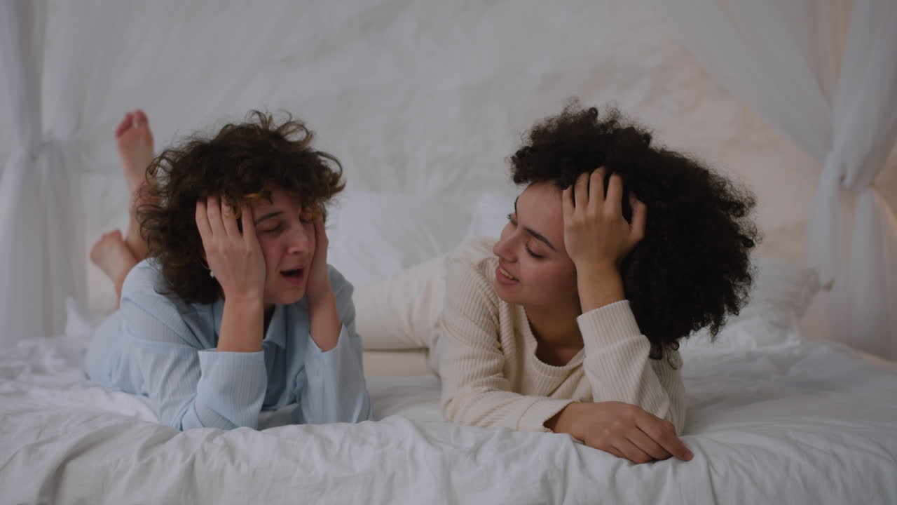 Glückliches Paar unterhält sich im Bett