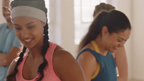 clase de baile feliz joven mujer hispana charlando con un amigo socializando disfrutando de un estilo de vida saludable y activo en el estudio de fitness