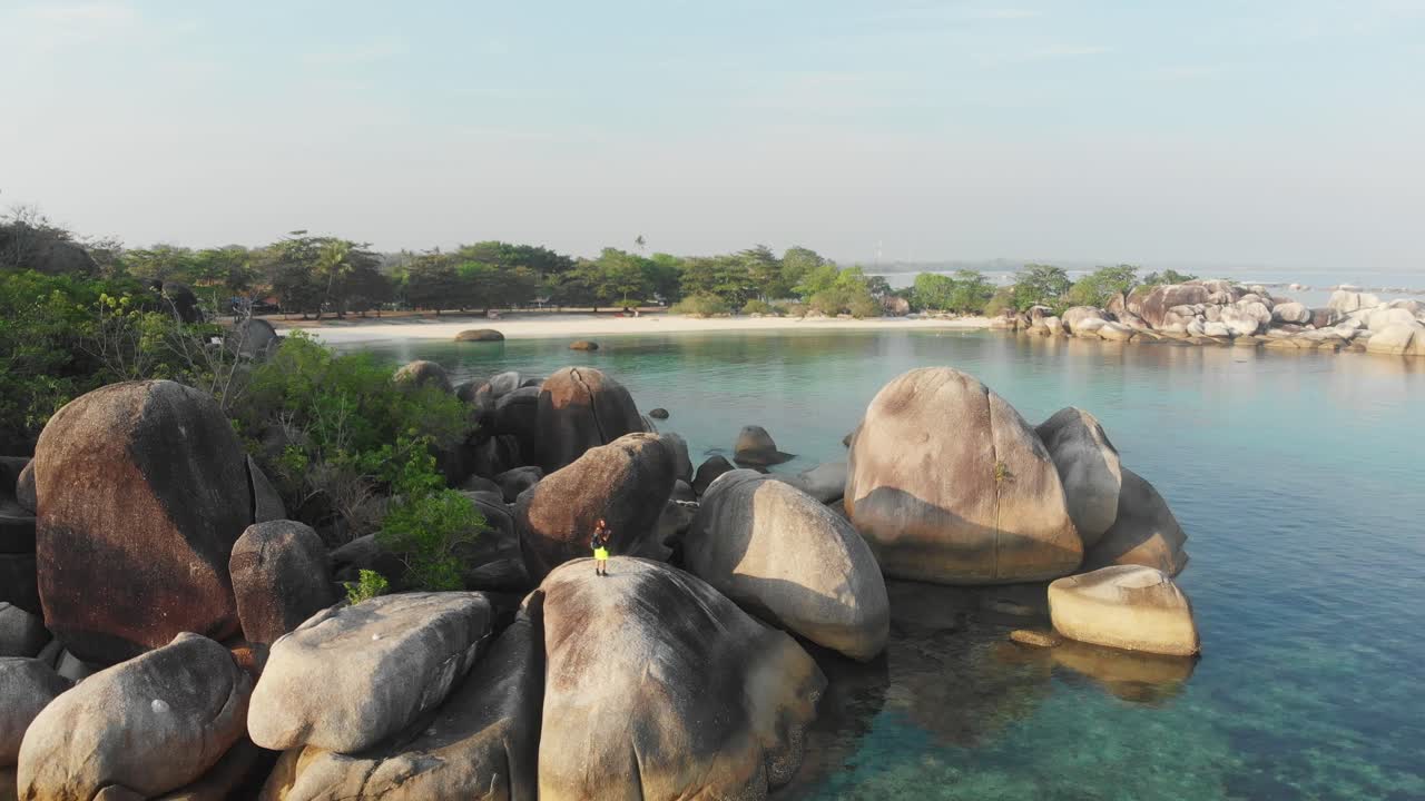 インドネシアのベリトゥン島 (belitung island) の岩石を撮影した写真です