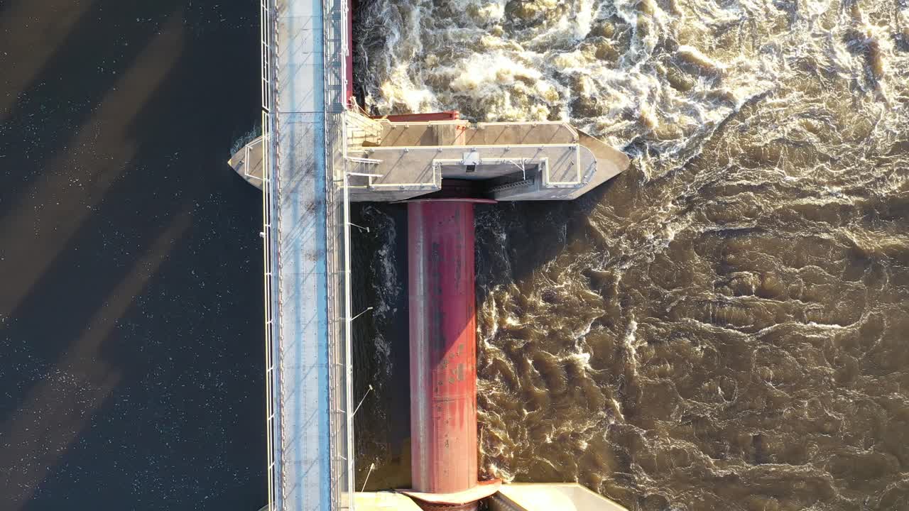 vista aérea de un vertedero de una presa