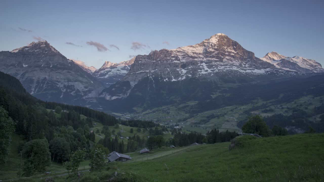 lapso de tiempo del pintoresco paisaje montañoso desde el día hasta el anochecer