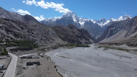 vista aérea del río hunza y el paisaje montañoso rural de pakistán a lo largo de la autopista karakoram