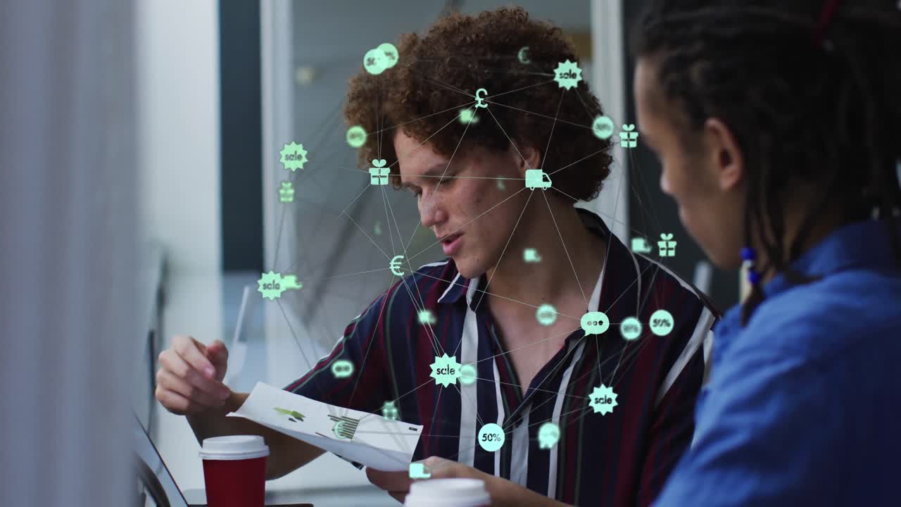 animación del globo de iconos digitales sobre dos colegas de oficina varones diversos discutiendo sobre el documento