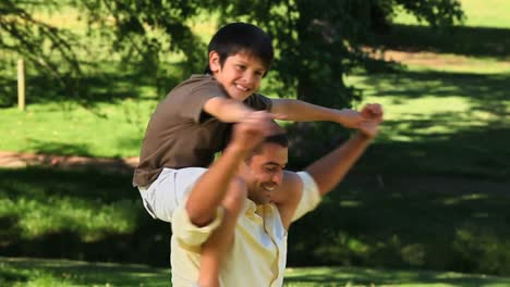 Papa-Trägt-Seinen-Sohn-Und-Genießt-Die-Gemeinsame-Zeit