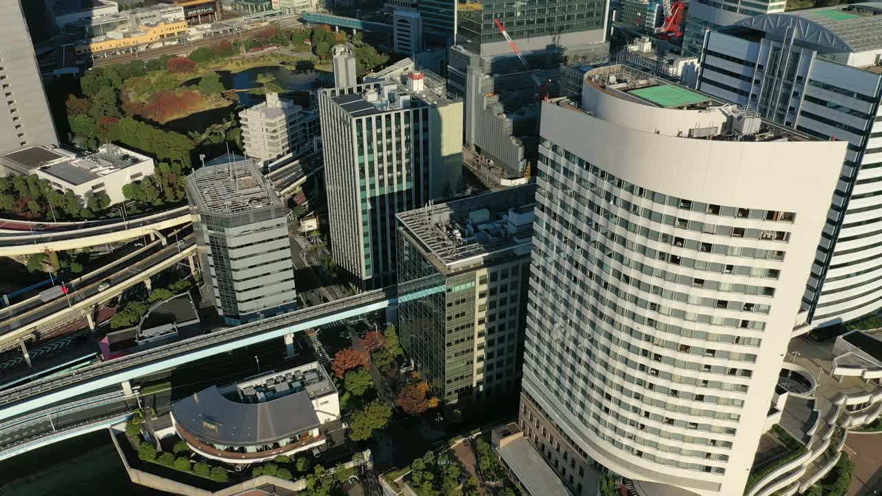 해가 뜨는 도쿄의 도시 풍경, 도쿄 만의 물과 마천루, 현대 일본 수도의 스카이 라인, 은 파란 하늘 - 위에서 일본의 풍경 파노라마, 아시아