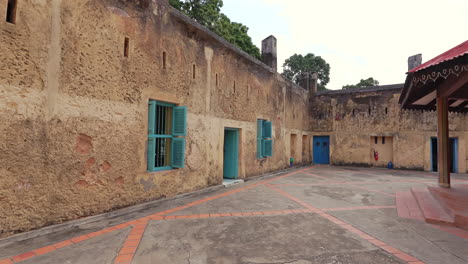 entrada a la fortificación de la prisión en la isla changuu