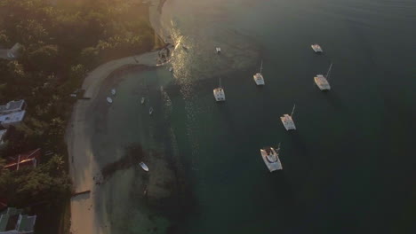 volando sobre la costa de mauricio al atardecer
