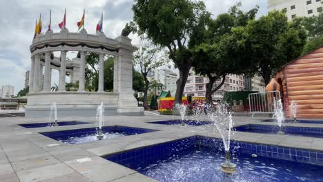 Una-Vista-De-La-Parte-Trasera-Del-Monumento-Rotonda-En-Malecon-Simon-Bolivar,-Guayaquil,-Donde-Tambien-Se-Encuentran-Algunas-De-Las-Fuentes-Circundantes