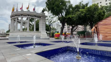 una vista de la parte trasera del monumento rotonda en malecon simon bolivar, guayaquil, donde tambien se encuentran algunas de las fuentes circundantes