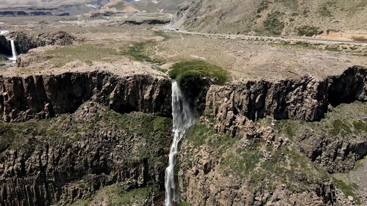 Veduta aerea di un avvicinamento alla cascata invertita situata nel Maule in una giornata di sole.
