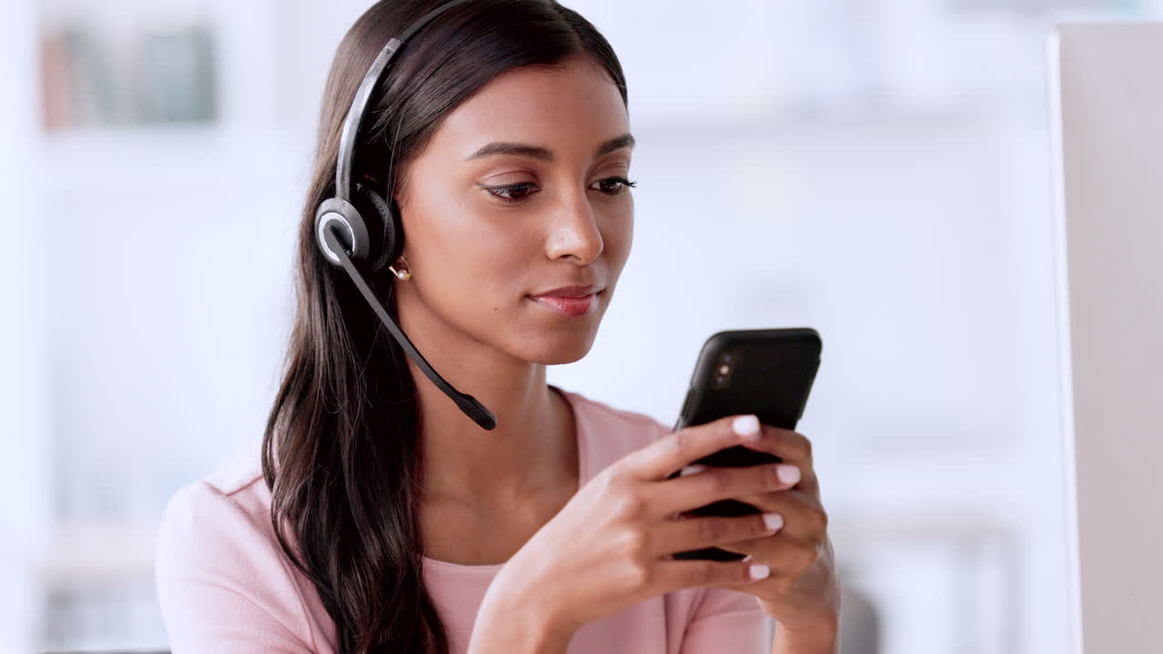 retrato de un agente de un centro de llamadas navegando en línea
