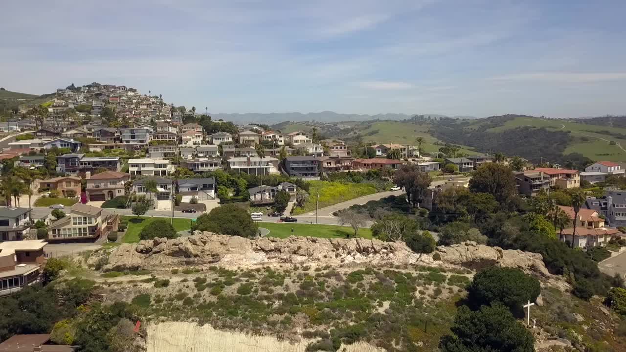 코로나 전염병 동안 놀이터에서 혼자 외로운 여자