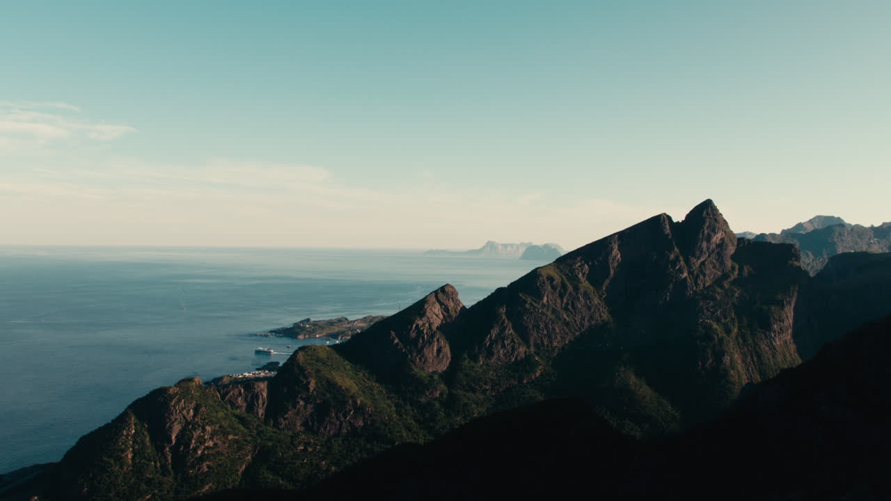 Una vista panoramica di alte montagne e creste in una giornata luminosa alle isole Lofoten, Norvegia