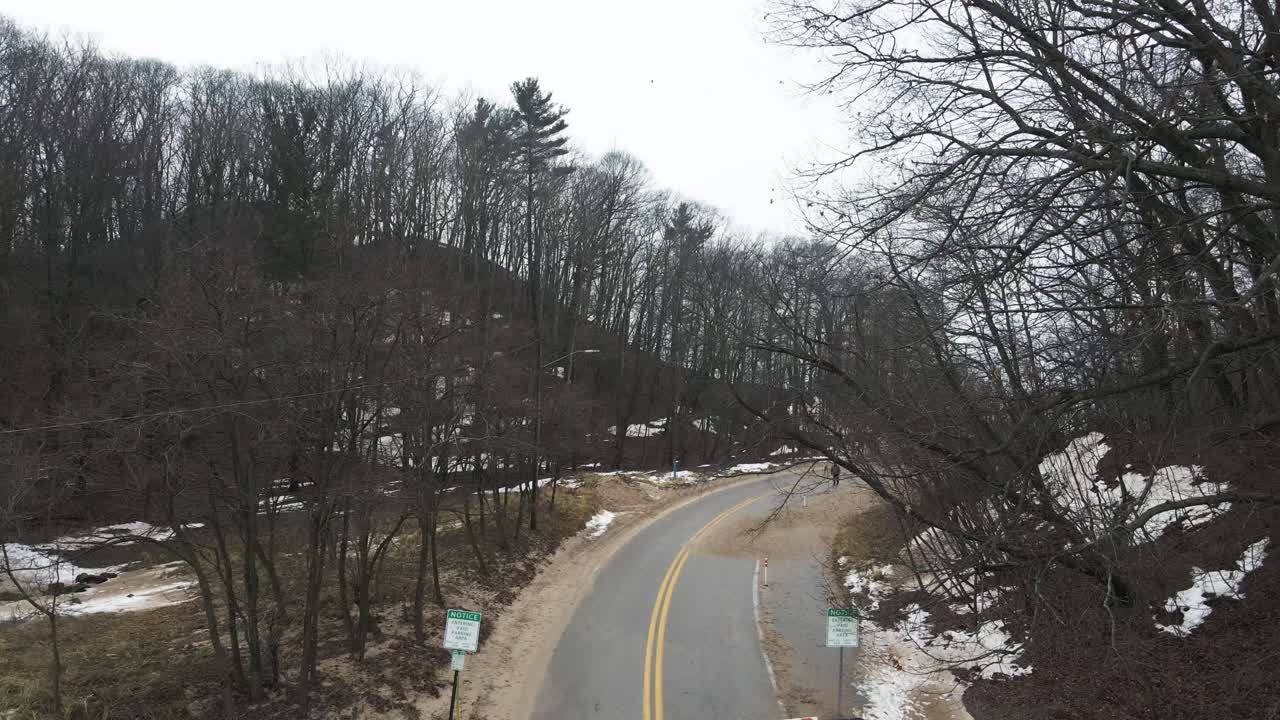 폐쇄 기간 동안 해변과 해변 거리를 보여주기 위해 위로 올라갑니다.