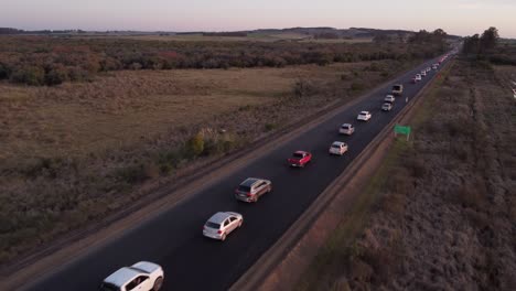 una secuencia dinámica en adelante de una larga congestión de tráfico en una ruta rural en uruguay, sudamérica