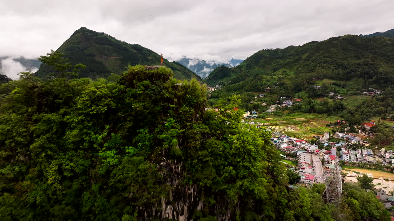 vista aérea de la fortaleza francesa de don cao en dong van, vietnam, capturando el sitio histórico rodeado de montañas