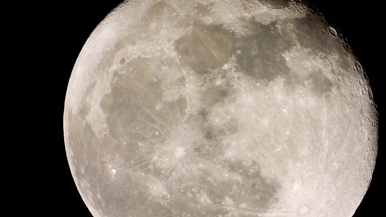 Vista em close-up da superfície da Lua no céu noturno