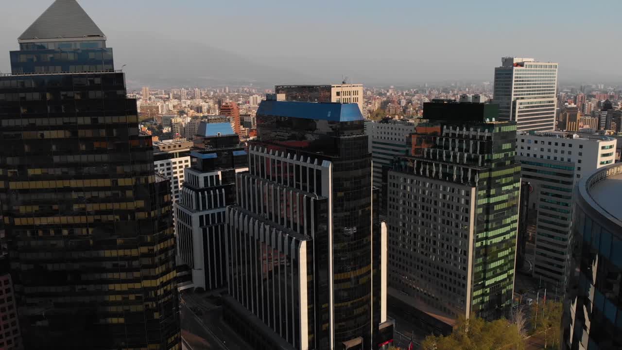 toma aérea volando hacia la línea de rascacielos en un día claro en santiago de chile-4k