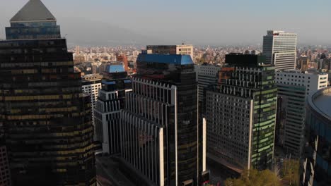 Toma-Aérea-Volando-Hacia-La-Línea-De-Rascacielos-En-Un-Día-Claro-En-Santiago-De-Chile-4k